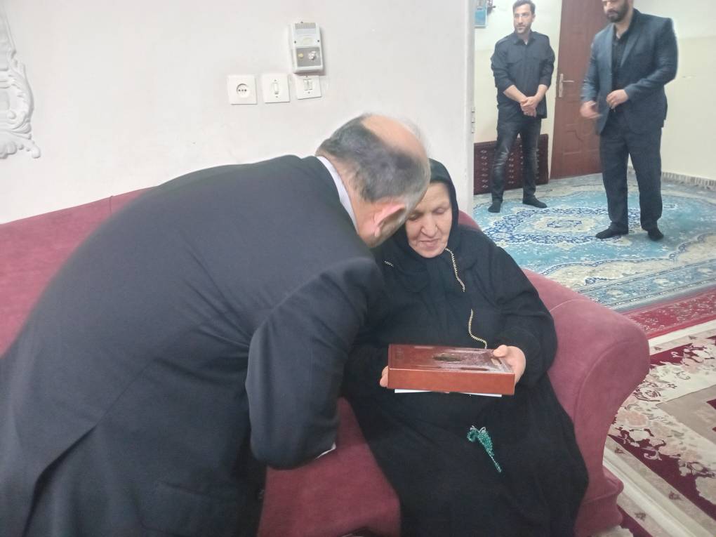 تاکید مدیرعامل بیمه دی بر درمان کامل بازماندگان و جانبازان جنگ تحمیلی