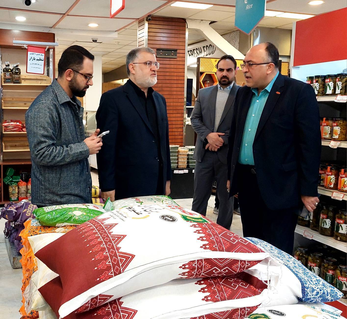 بازدید استاندار تهران از روند توزیع کالاهای اساسی در فروشگاه شهروند
