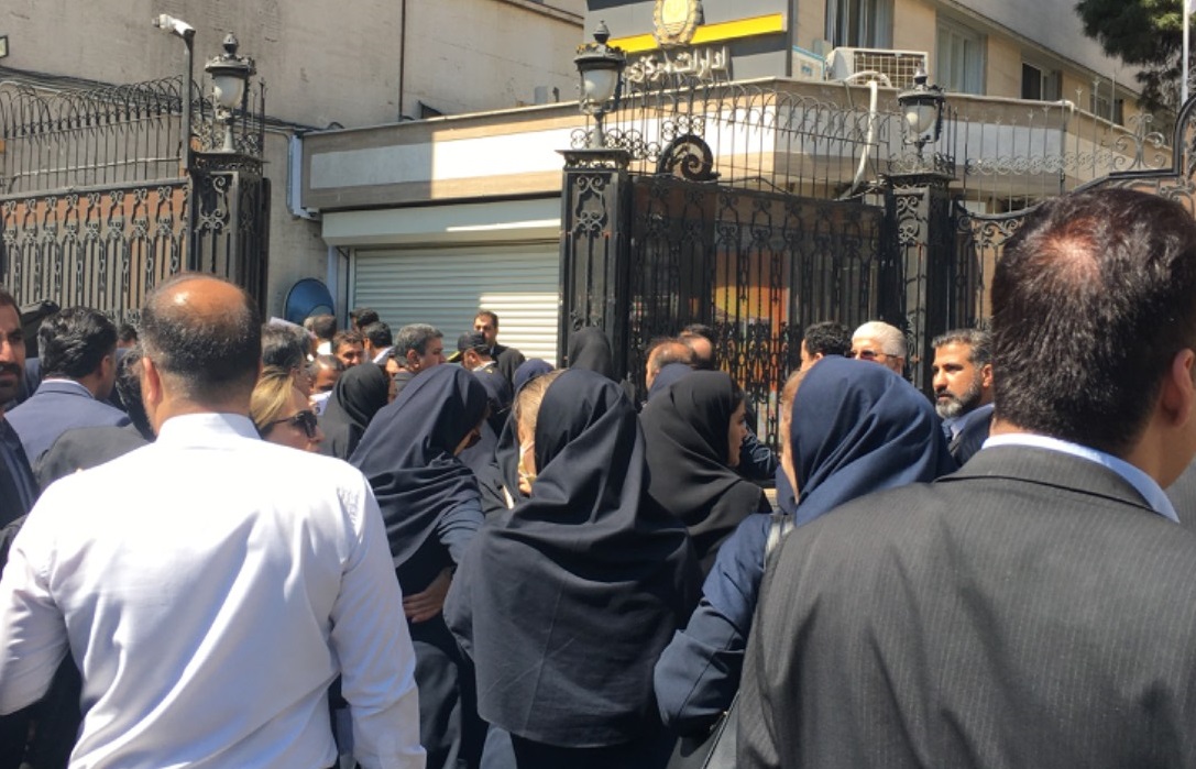درخواست برخی از کارکنان سابق بانک آینده برای پیگیری وضعیت استخدامی ایشان