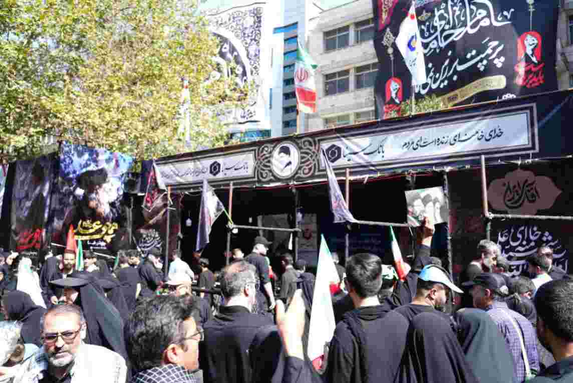 تداوم خدمت‌رسانی بانک سینا به عزاداران در دومین روز آیین وداع با رهبر شهید