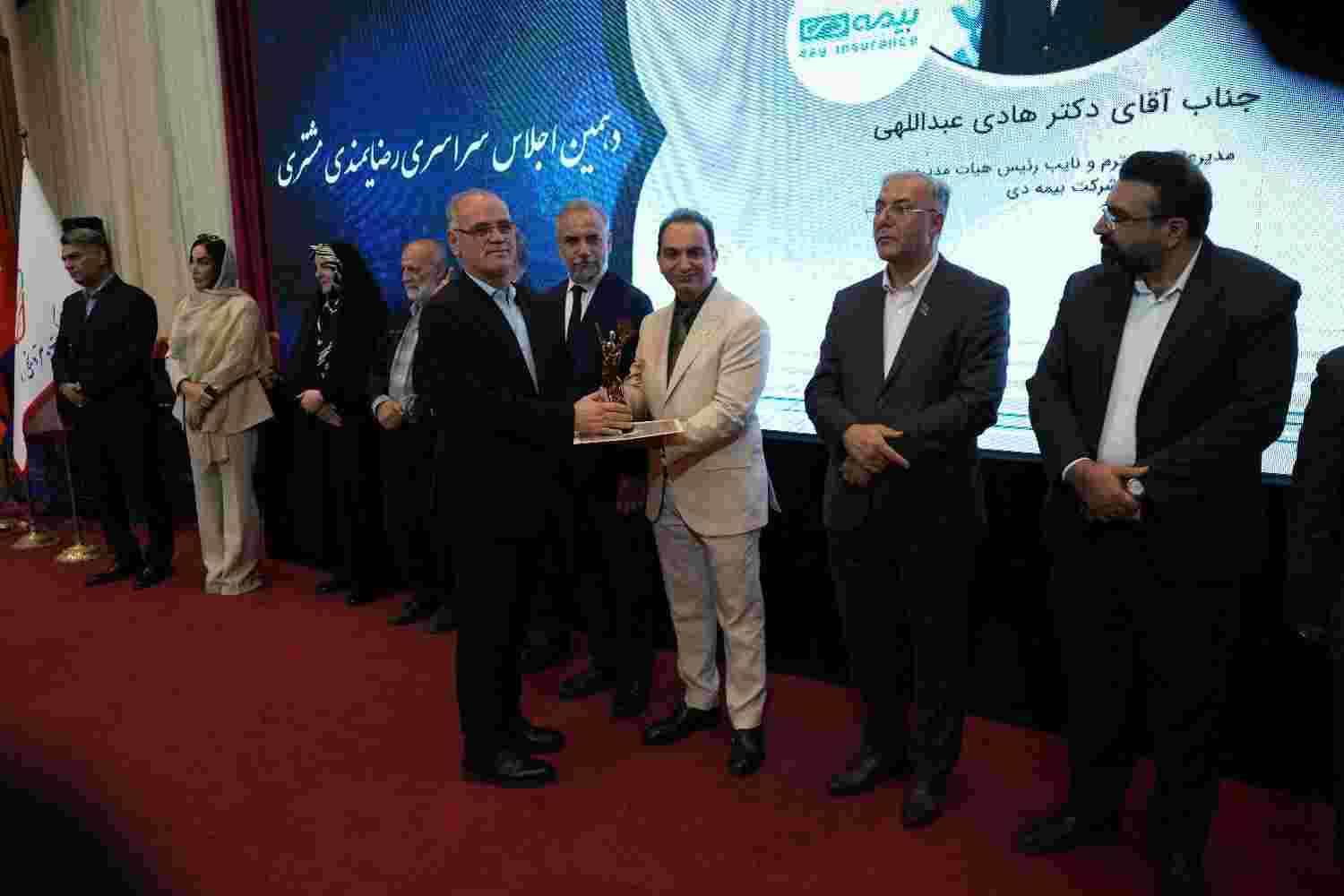 تندیس زرین اعتماد مشتری به بیمه دی رسید